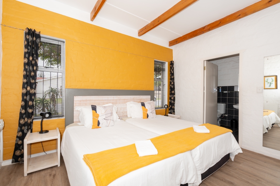 6 Bedroom Property for Sale in Middedorp Western Cape